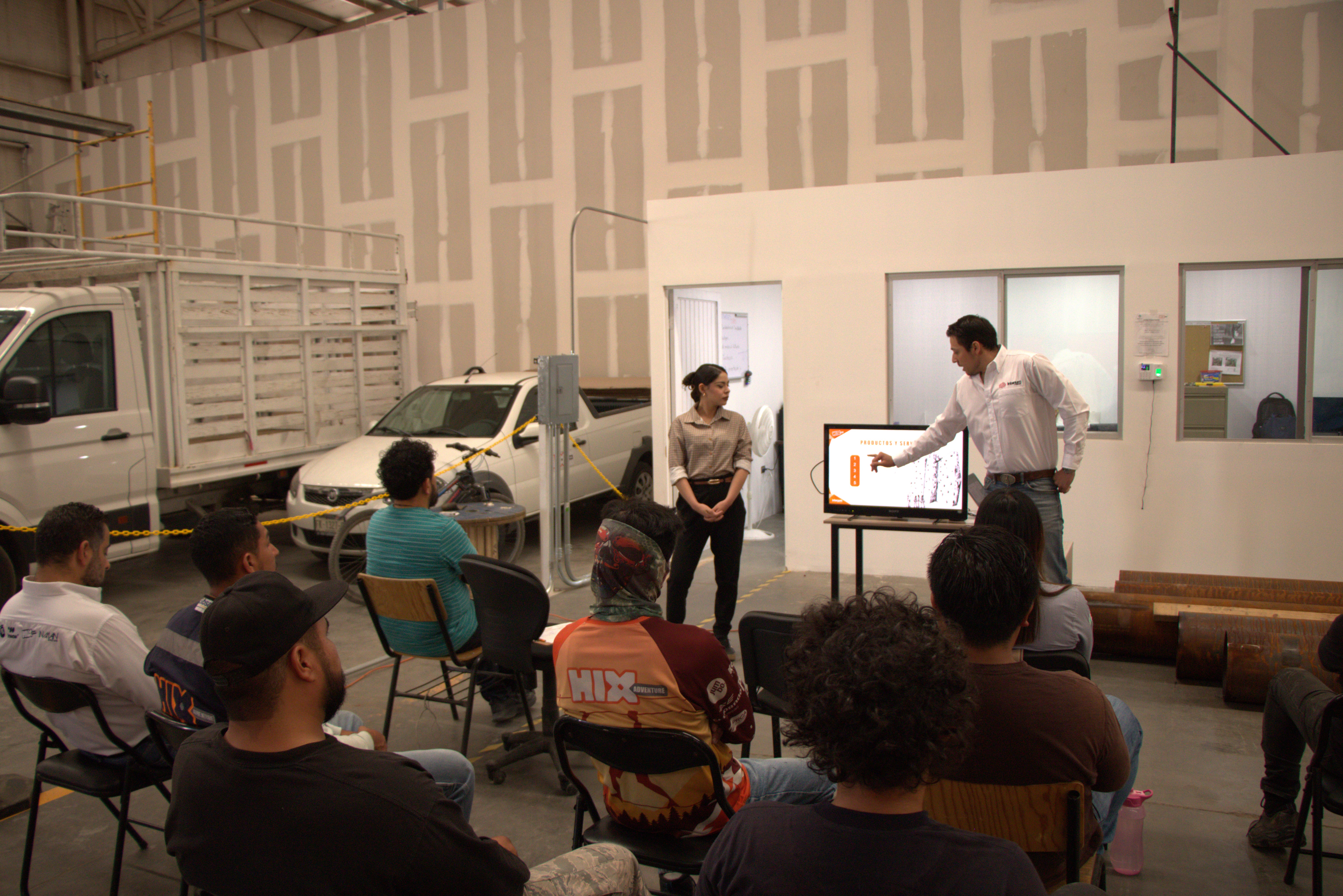 Colaboradores de HIX Adventure tomando curso introductorio