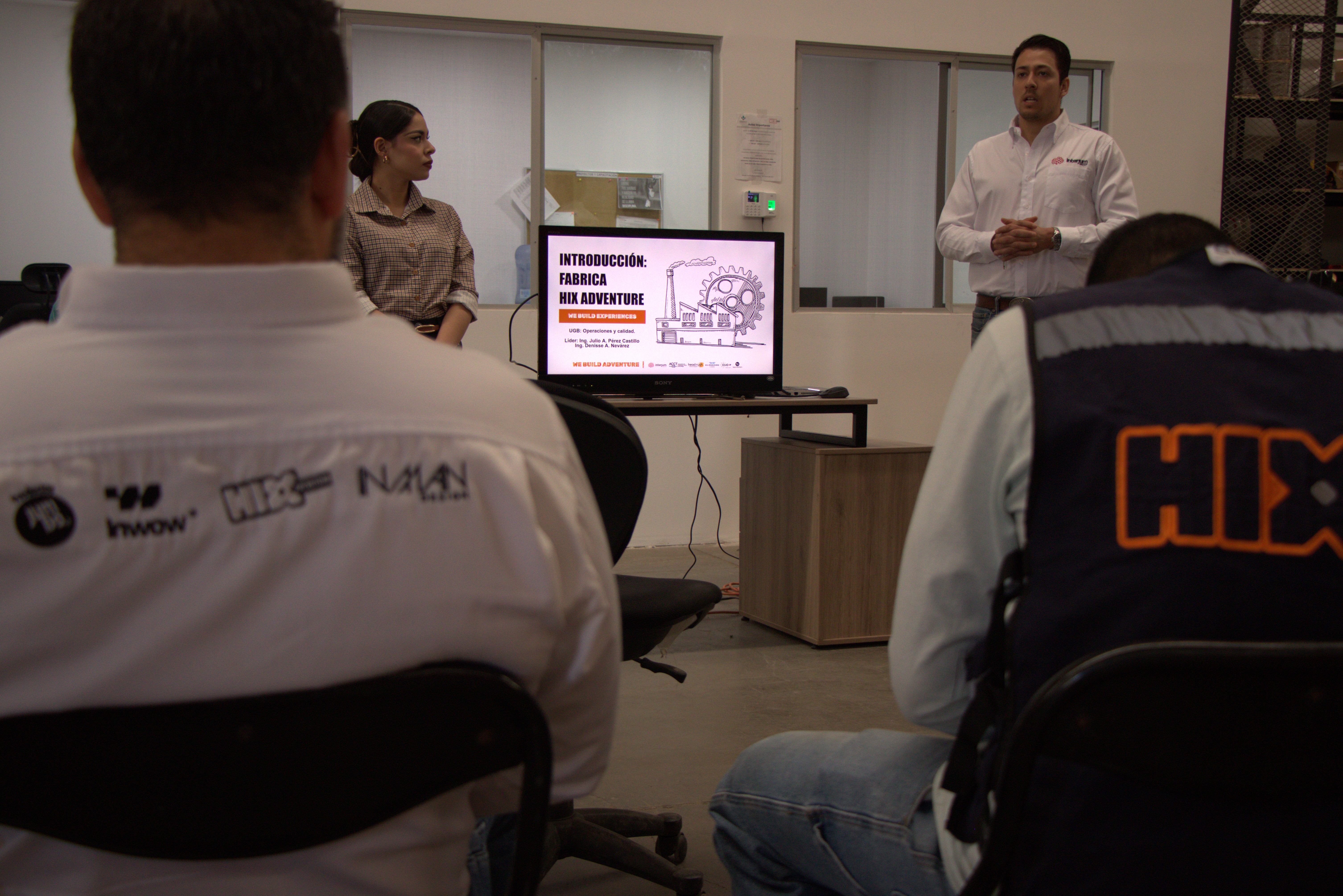 Colaboradores de HIX Adventure tomando curso introductorio