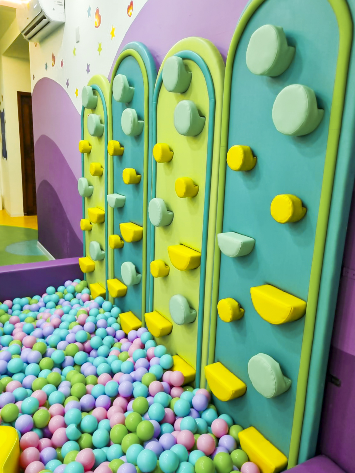 Área de juego diseñada para acompañar el desarrollo temprano de niñas y niños.