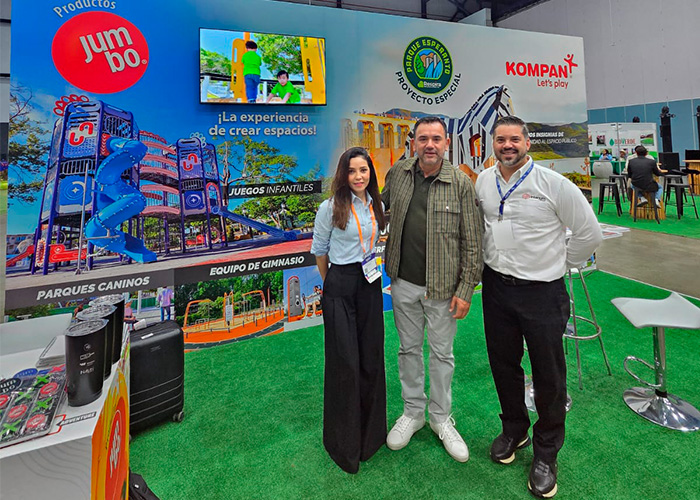 Jorge Álvarez, Director de Parque Esperanto, visitando el stand de Productos Jumbo.