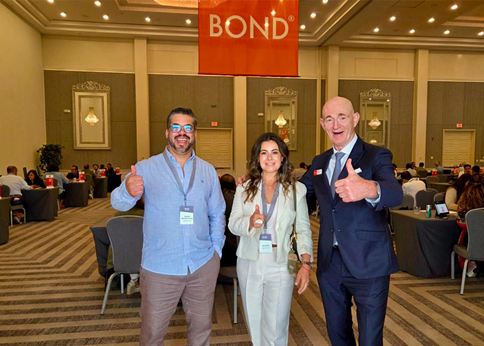 Encuentro entre representantes de INMAN Design y Oliver Needs, presidente y dueño de BOND Events.
