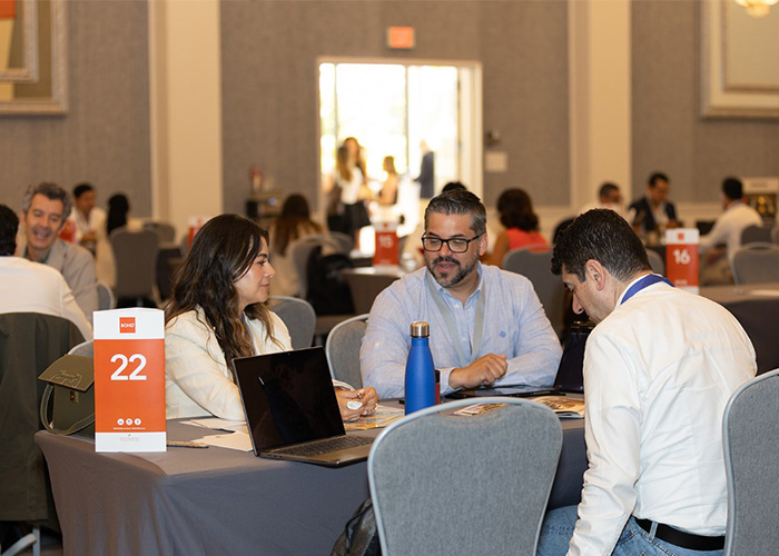 Espacio de networking y reuniones estratégicas durante BOND Five Star LATAM 2026.